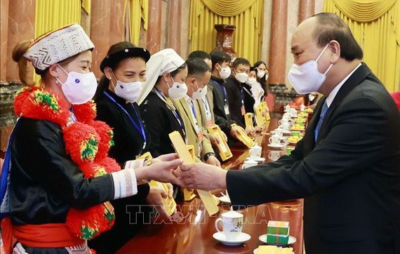 德高望重者是生活中率先垂範榜樣