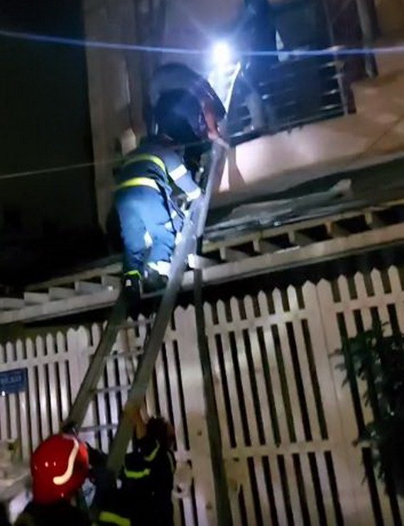 消防隊聞訊後趕抵火警現場營救受困者。（圖源：視頻截圖）