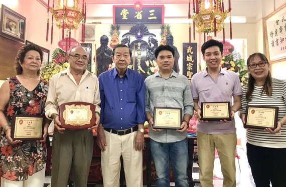 理事長曾廣泳(左三)向各理事贈送紀念章。