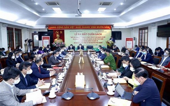 《社會主義理論與實踐若干問題和越南走向社會主義的道路—有關阮富仲總書記的文章的國內和國際輿論》一書發佈儀式。 （圖源：越通社）