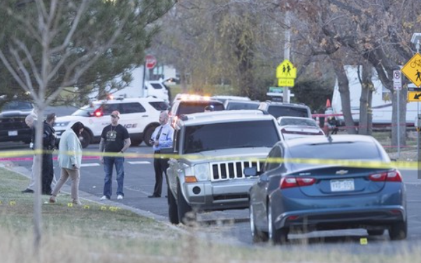 圖為警方正在調查一起犯罪案現場。（圖源：AP）