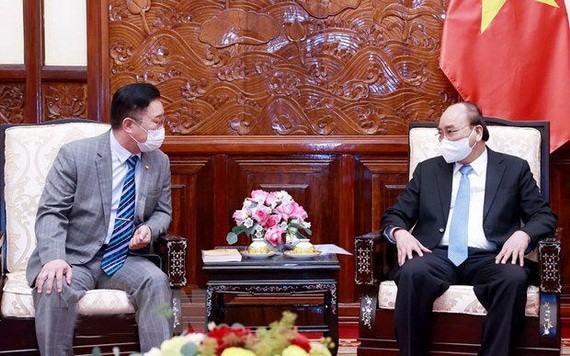 國家主席阮春福（右）接見旅居韓國的李太祖皇帝第31代後裔、越南駐韓國旅遊大使李昌根。（圖源：越通社）