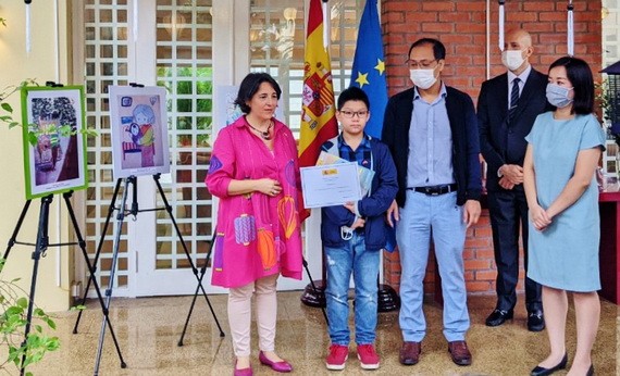 西班牙特命全權大使瑪麗亞‧德爾‧皮拉爾‧門德斯‧希門尼斯（左一）向“世界需要女超人”繪畫大賽得獎者頒發獎項。（圖源：明慧）