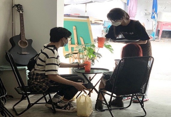 本市許多餐飲店擔心招不到服務員。