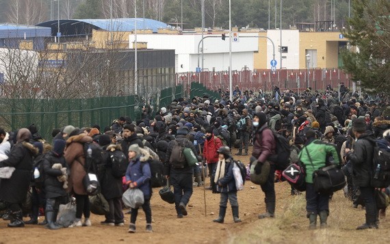 大量難民聚集在白俄羅斯與波蘭邊境(白方一側)地區。（圖源：互聯網）