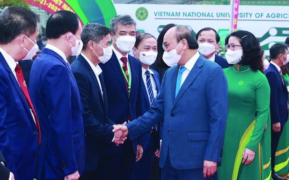 國家主席阮春福與學院各位講師交談。（圖源：越通社）