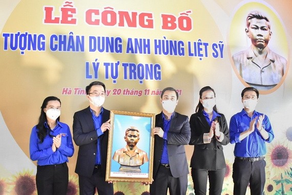 共青團中央在紀念會上公佈了李自仲英雄烈士半身塑像模板設計圖。（圖源：廷一）