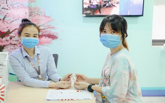 日輝康有限責任公司學員（右）在赴日工作前接受祝賀徽章。