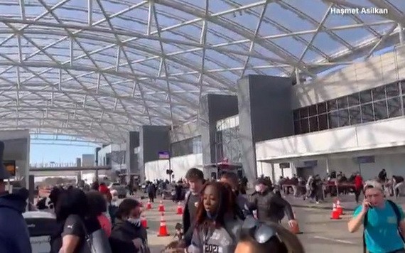 亞特蘭大機場安檢“擦槍走火”，乘客四處逃散。（圖源：視頻截圖）