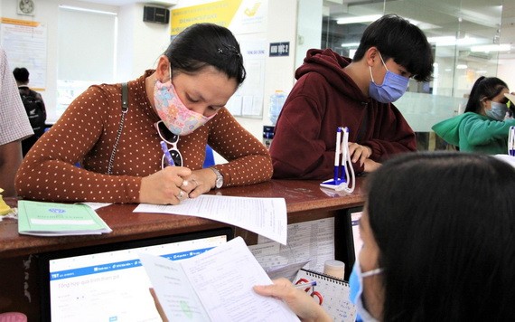 勞動者在社保機關辦理社保金領取手續。（圖源：仕東）