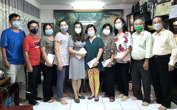 福中校友會執委與老師們贈送紅包併合照。