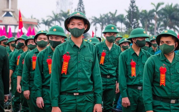 公民啟程入伍。