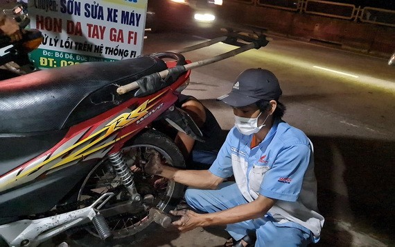 阿福晚間還忙著為顧客免費修車。