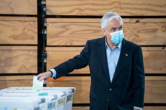 11月21日，智利總統皮涅拉在智利聖地亞哥的一處投票站參與投票。（圖源：新華社）