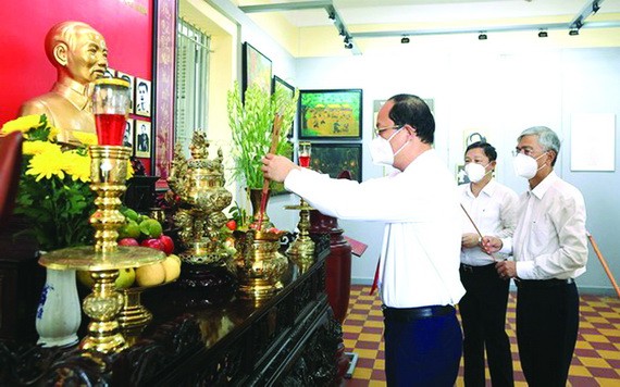 市領導上香緬懷革命戰士