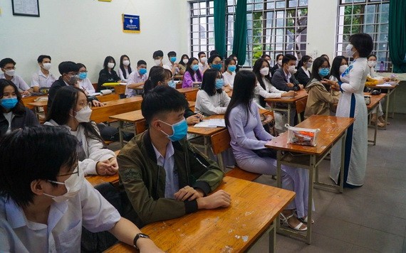 峴港市潘珠楨高中學校一高三班首天復課場景。（圖源：裴全）