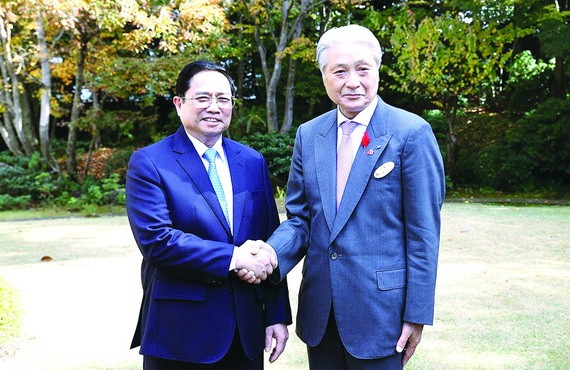 政府總理范明政與日本栃木縣知事福田富和合影。（圖源：越通社）