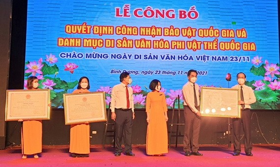 平陽省舉行的國家寶物和國家非物質文化遺產名錄公認《決定》公佈儀式。（圖源：黎映）