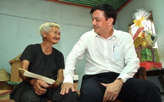 圖為 2021年春節前夕，市人委會副主席黎和平親往探望古芝縣孤寡長者並贈送春節禮物。（圖源：越勇）