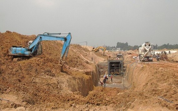 隆城機場項目一期階段正在建設，但進度緩慢。