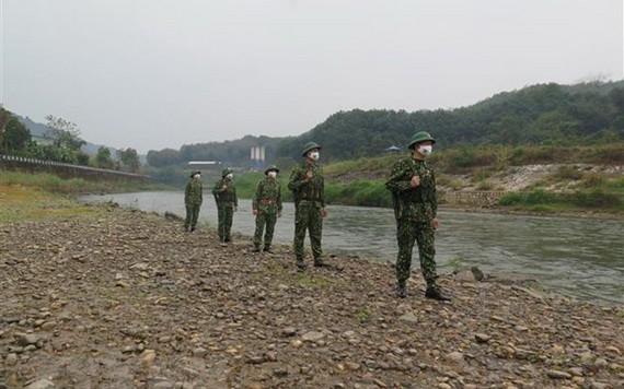 老街國際口岸邊防部隊在邊境地區進行巡邏檢查。 (圖源：越通社）