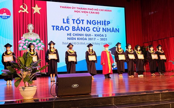 市幹部學院第二屆大學生畢業典禮一景。（圖源：N. Bích）