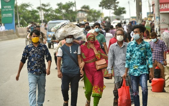 人們走在孟加拉國首都達卡街頭。（圖源：新華社）