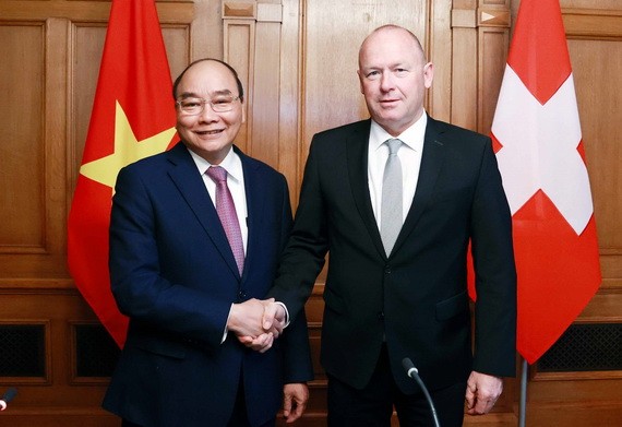 越南國家主席阮春福會見瑞士聯邦議會國民院議長安德烈亞斯‧艾比。（圖源：越通社）