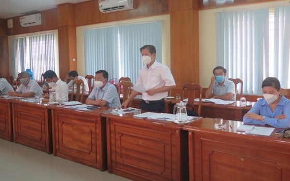 芹耶縣領導向檢查團匯報該縣的疫情級別。（圖源：金鈴）