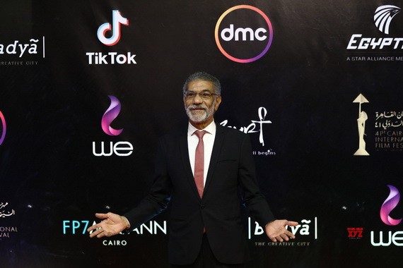 11月20日，在埃及首都開羅，埃及演員賽義德·拉傑卜亮相開羅國際電影節開幕式。（圖源：互聯網）