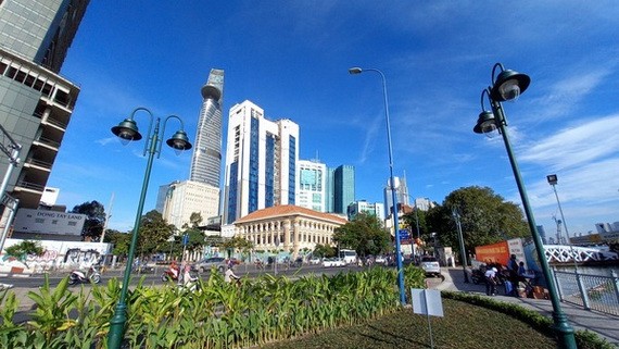 孫德勝大街末端，從守禦旗台望向海關大樓。