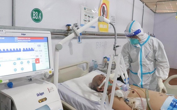 在新平郡野戰醫院加護區接受治療的新冠患者。