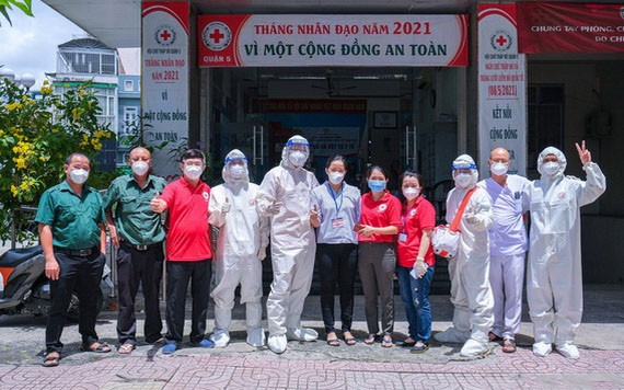 第五郡紅十字會主席黎勛鋒（左三）與流動急救隊各成員合照。