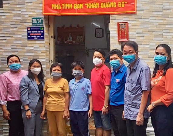 茶山慶雲南院住持周華邦(右二)與地方領導向華人戶李蓮英移交友情屋。