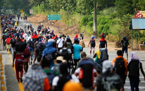 新一批大篷車移民正前往美國，或將導致新變異毒株“奧密克戎”(Omicron)的大規模傳播。（圖源：互聯網）