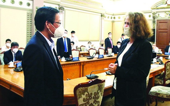 市人委會主席潘文邁接見世行駐越首席代表卡羅琳‧特克女士。（圖源：越通社）