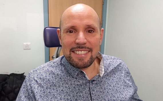 英男子裝上全新義眼，難分真與假。（圖源：互聯網）