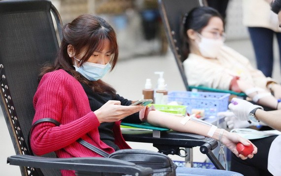 年輕志願者參加捐血救人奉獻愛心。（圖源：VM）