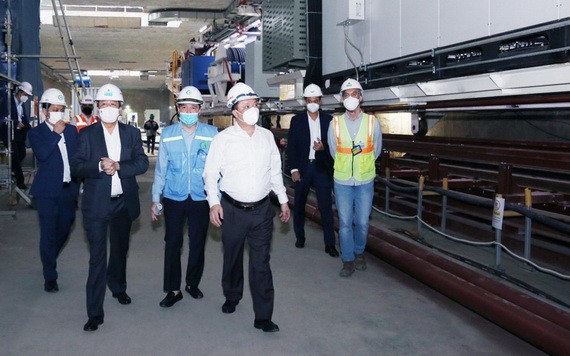 河內市委書記丁進勇與工作團視察S9站工地。（圖源：曰成）