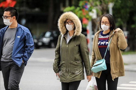 北部天氣轉冷，人們外出都披上厚衣。（圖源：秋莊）