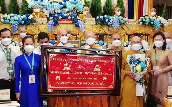 第六郡郡委、人委會代表向新屆理事會致送金牌祝賀。