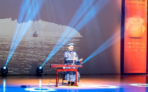 在韓國舞台上演奏越南傳統樂器。