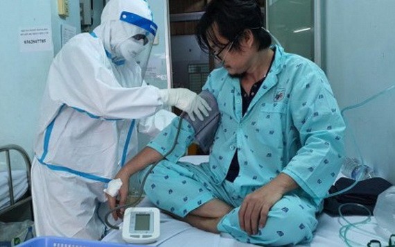 裴氏醒護士正為新冠病人測量血壓。