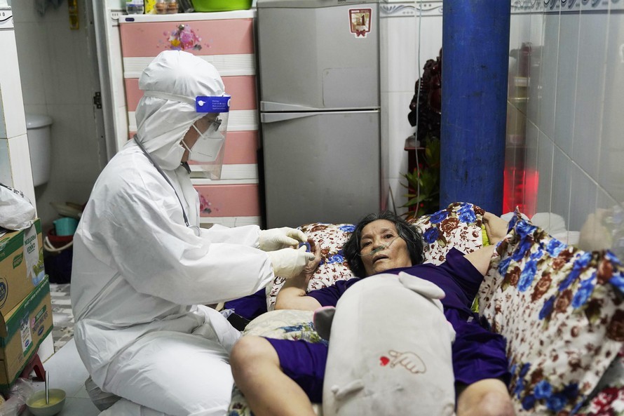 一名新冠患者在接受居家治療。（圖源：范阮）