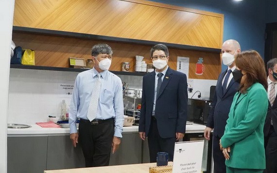 與會代表參觀墨爾本教育中心。（圖源：阮順）