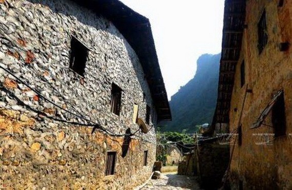 在奎基村的各間高腳石屋。