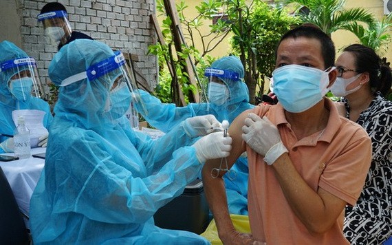 民眾在接種新冠疫苗。（圖源：NLĐ）