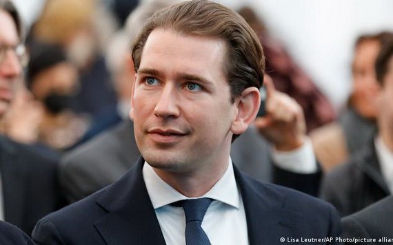 庫爾茨10月9日宣佈辭去總理職務，他當時稱，鑒於政府面臨的危機，讓國家陷入混亂或停滯狀態是「不負責任的」。（圖：AP）