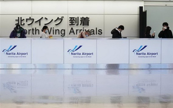 日本政府2日稱，有關受新冠病毒“奧密克戎毒株”蔓延影響的邊境口岸防疫措施，已撤回赴日國際航班一律暫停新的預約售票這一先前要求。（圖：AP）
