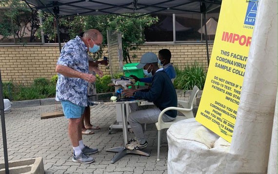 南非約翰內斯堡一大型醫院外，入院治療的民眾接嚴格篩查。（圖：互聯網）